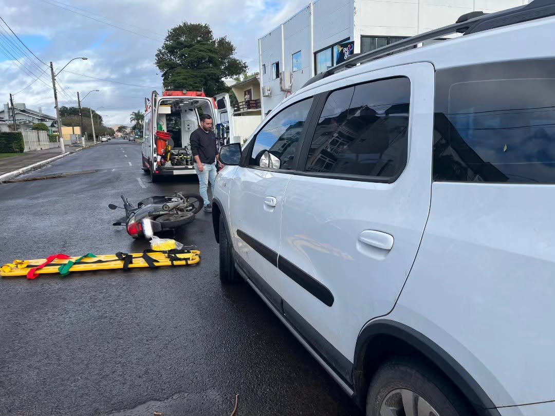 Motociclista fica ferido após colisão com carro no Centro de Osório 1 O acidente foi registrado no cruzamento das ruas Firmiano Osório e 7 de Setembro, no Centro de Osório.