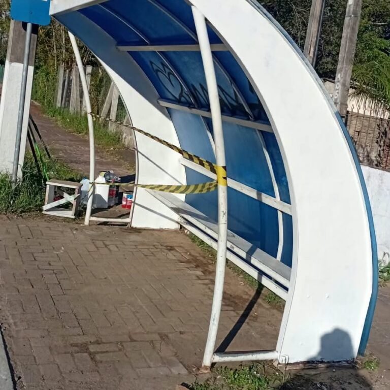 As estruturas estão recebendo melhorias e novas pinturas, proporcionando mais conservação, organização e melhores condições para os usuários do transporte coletivo.