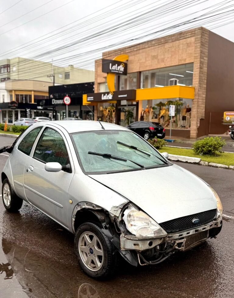 Colisão entre veículos deixa danos materiais no Centro de Osório 15 Um acidente de trânsito foi registrado na tarde desta segunda-feira (21), na Avenida Jorge Dariva, no Centro de Osório.
