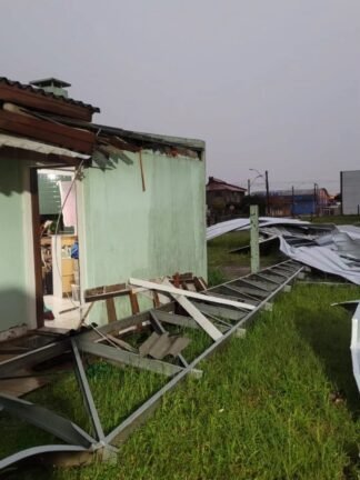 Novamente: Temporal derruba estrutura de concessionária e causa danos em residências próximas na RS-030, em Osório. 4 795472322 1452492196696088 2285948490535869007 n