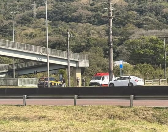 Mulher é acolhida após ser encontrada em situação de risco em passarela da BR-101, em Osório