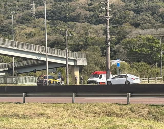 Mulher é acolhida após ser encontrada em situação de risco em passarela da BR-101, em Osório