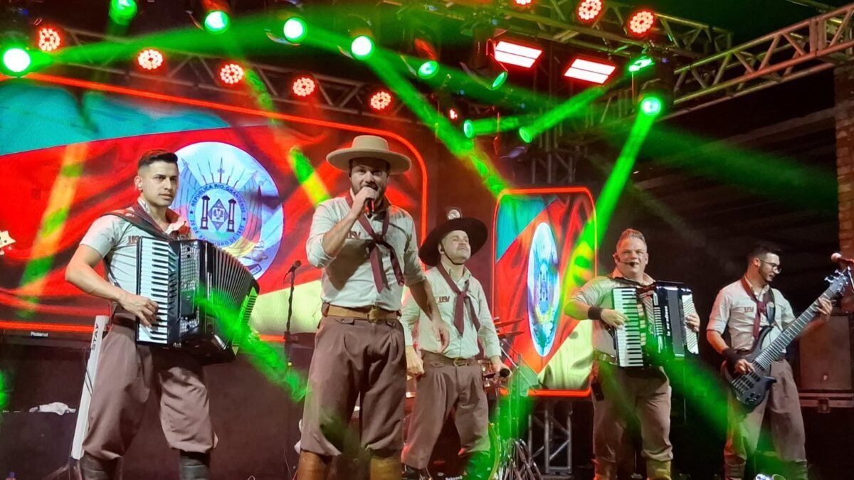 SHOW BAILE COM JJSV ABRE A PROGRAMAÇÃO CULTURAL DA SEMANA FARROUPILHA DE OSÓRIO