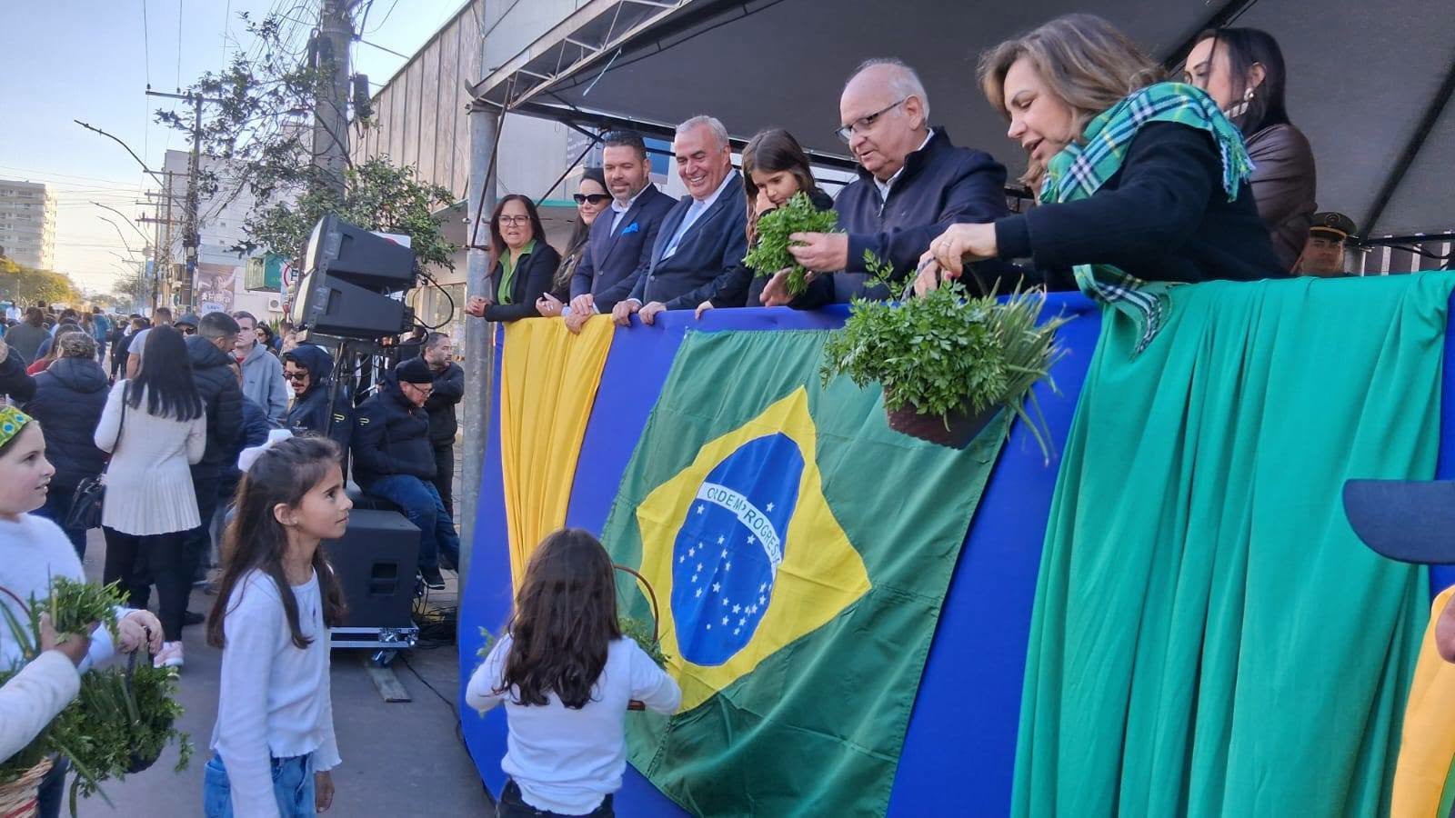 DESFILE CÍVICO COM PARTICIPAÇÃO DE BANDAS MARCIAIS FESTEJA O DIA DA INDEPENDÊNCIA EM OSÓRIO