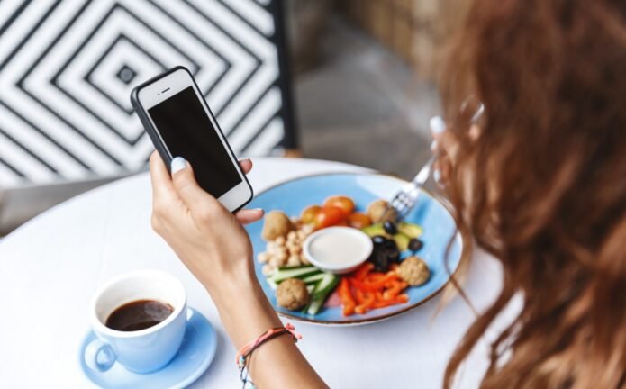 Celular na Hora das Refeições: Um aliado para os pais ou um obstáculo para a alimentação infantil?