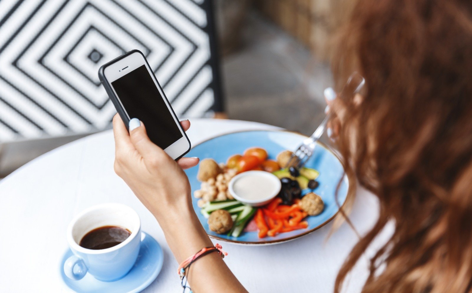 Celular na Hora das Refeições: Um aliado para os pais ou um obstáculo para a alimentação infantil?