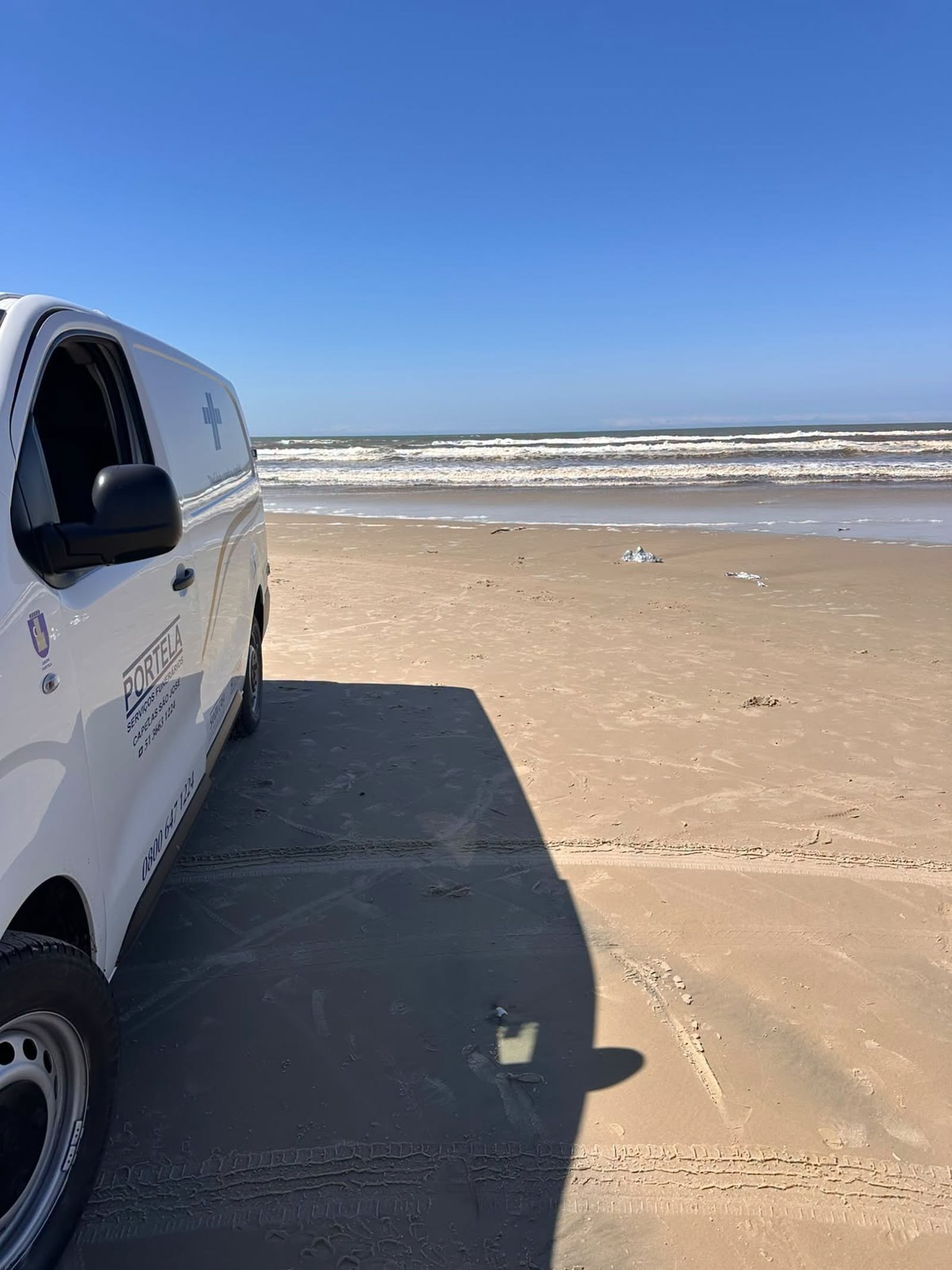 HOMEM MORRE APÓS SER ATACADO POR TRÊS PITBULLS NA PRAIA DE ARROIO DO SAL 1 Um homem de 57 anos morreu na manhã desta terça-feira, 08 de setembro, após ser atacado por cães da raça pitbull na faixa de areia do Balneário Arroio do Seco, em Arroio do Sal.