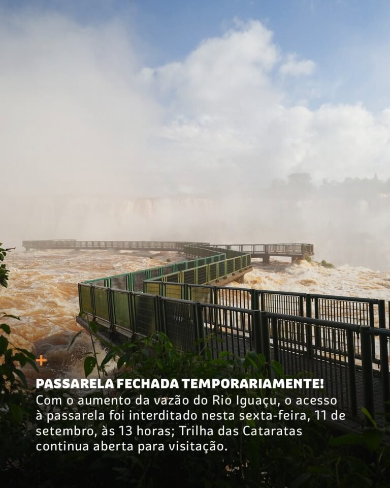 PASSARELA DAS CATARATAS DO IGUAÇU É INTERDITADA TEMPORARIAMENTE 1 A passarela das Cataratas do Iguaçu foi interditada preventivamente nesta sexta-feira (11), após a vazão do Rio Iguaçu ultrapassar 8,4 milhões de litros de água por segundo e seguir em alta.