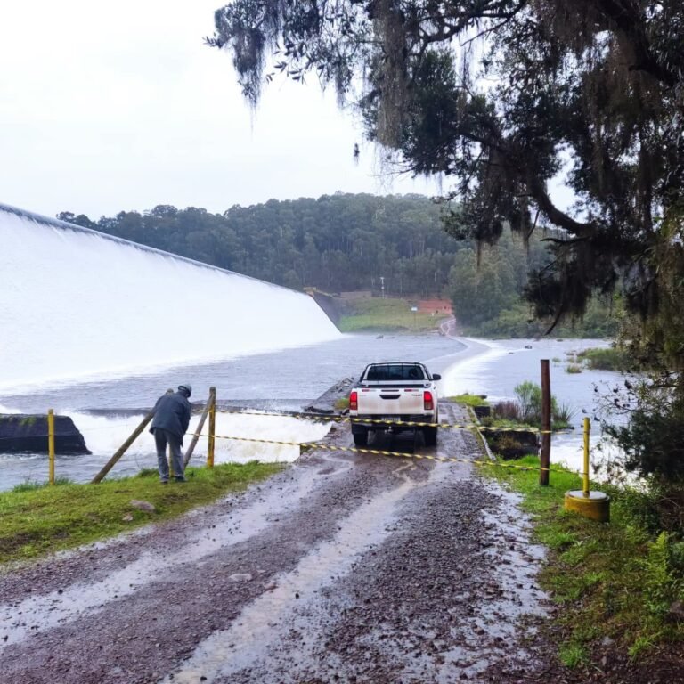 O alto volume de chuvas registrado nesta sexta-feira, dia 11 de setembro, na Região da Serra Gaúcha, provocou a necessidade de bloqueios preventivos nas travessias das barragens do Salto e Blang, localizadas em São Francisco de Paula.