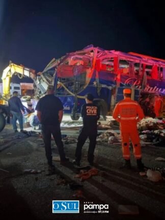Colisão entre Ônibus e Carreta deixa 6 Mortos  43 Feridos