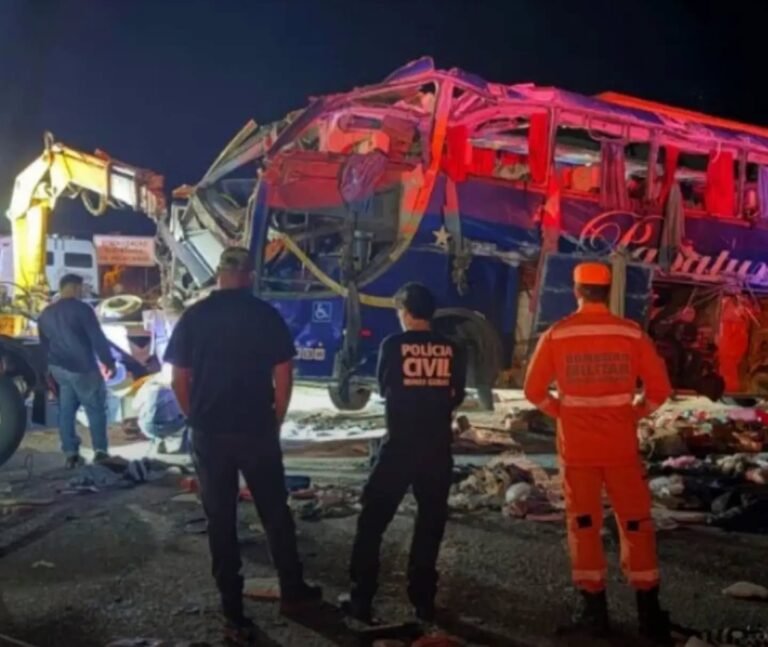 Uma colisão entre um ônibus de turismo e uma carreta deixou seis mortos e pelo menos 43 feridos na noite de terça-feira (15), na BR-116, em Cachoeira de Pajeú, no norte de Minas Gerais.