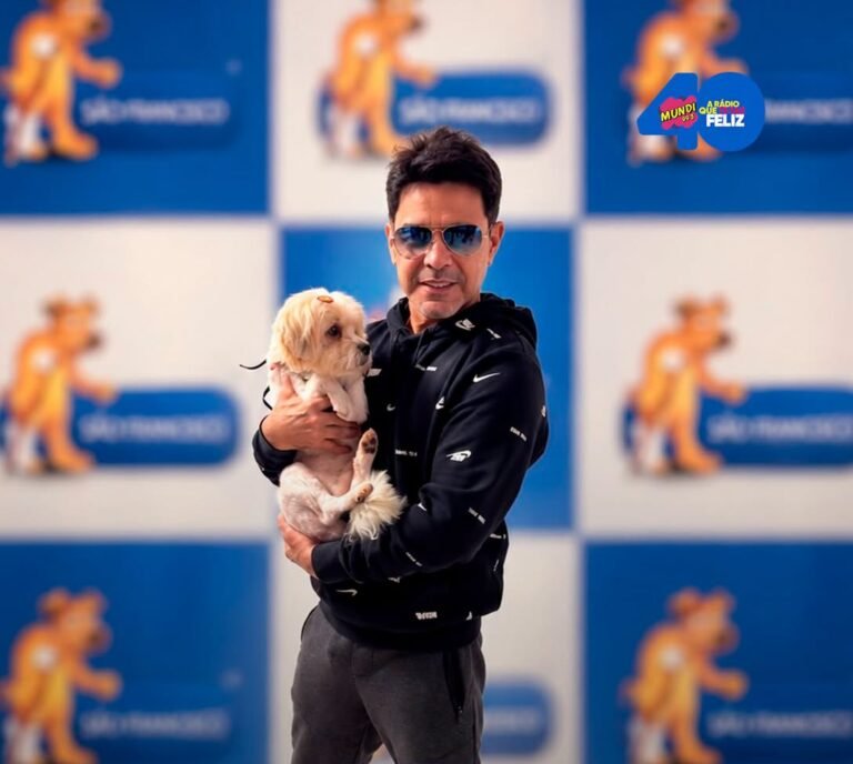 Zezé Di Camargo encontrou um cachorrinho na porta do camarim e se encantou pelo pequeno. 12 Antes de um show em Presidente Prudente, Zezé Di Camargo encontrou um cachorrinho na porta do camarim e se encantou pelo pequeno.