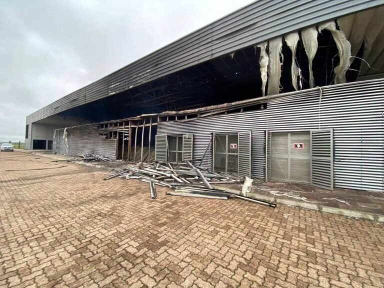 Bombeiros controlam incêndio na subestação do Parque Eólico de Osório 20 O Corpo de Bombeiros de Osório foi acionado inicialmente para atender à ocorrência, mas, devido à intensidade das chamas, foi necessário reforço de outras unidades da região.