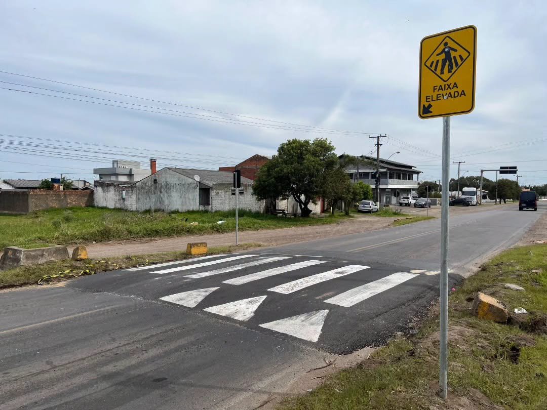 Faixa elevada substitui lombada eletrônica em frente à escola no bairro Laranjeiras, em Osório 1 A lombada eletrônica, localizada na altura do km 78, em frente à Escola Municipal 16 de Dezembro, foi retirada e substituída por uma faixa elevada instalada pela Prefeitura Municipal.