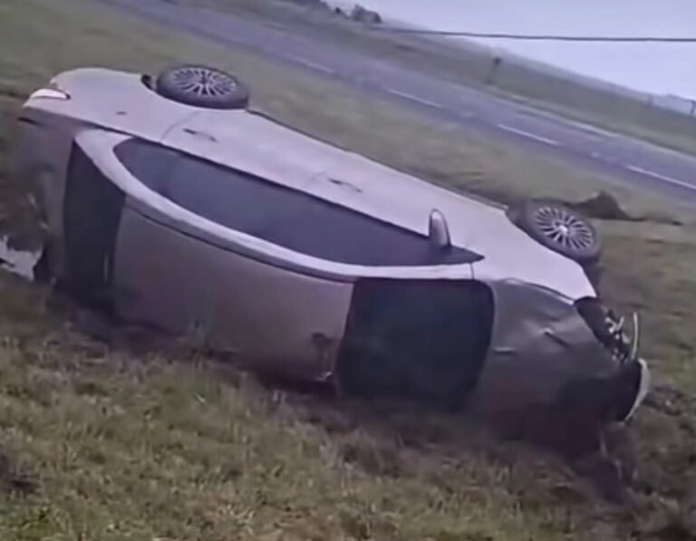 Veículo sai da pista, bate em poste e tomba na BR-101, em Osório 10 Conforme as informações da PRF, um veículo saiu da pista, chocou-se contra um poste de iluminação pública e tombou lateralmente.