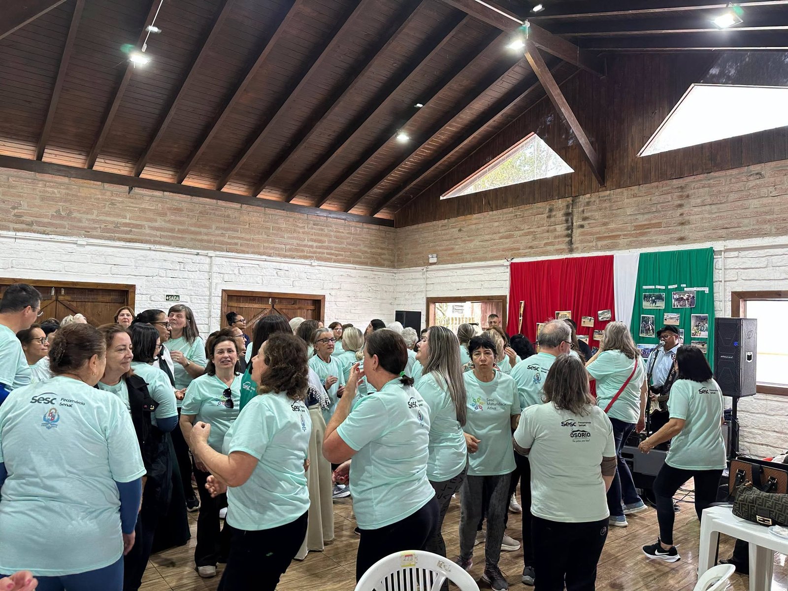 BAILE DA MELHOR IDADE É REALIZADO NO PARQUE DE RODEIOS DURANTE A SEMANA FARROUPILHA DE OSÓRIO 1 A tarde de sexta-feira (18/09), foi especial na programação da Semana Farroupilha de Osório, realizada no Parque de Rodeios Jorge Dariva.