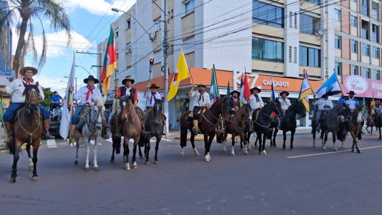 DESFILE FARROUPILHA REÚNE MAIS DE 20 ENTIDADES TRADICIONALISTAS EM OSÓRIO