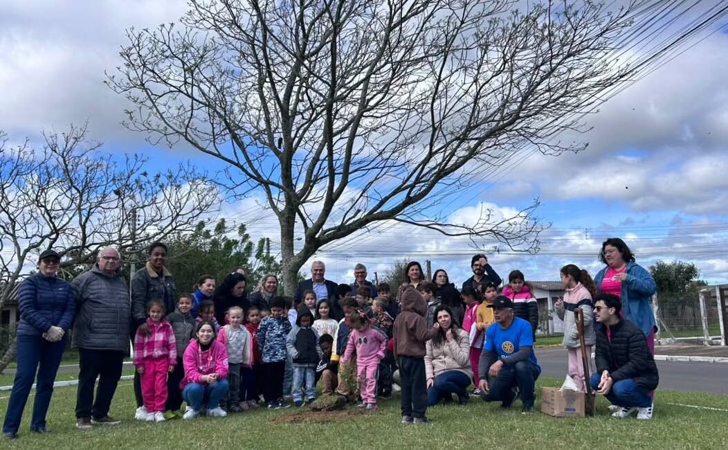 Praça do Medianeira, em Osório, recebe o plantio de mudas de árvores em Projeto com Foco em Lazer, Educação e Meio Ambiente 1 Como marco inicial do projeto, foram plantadas cinco mudas de árvores na praça, das espécies guajuvira, canela, cereja-do-mato e nogueira-pecan.