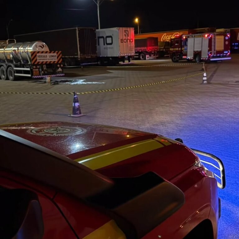 Vazamento de ácido sulfúrico em caminhão mobiliza Bombeiros em posto na BR-101, em Osório 15 Um vazamento de ácido sulfúrico em um caminhão mobilizou o Corpo de Bombeiros na noite desta quinta-feira (24), em um estacionamento de um posto de combustíveis às margens da BR-101, em Osório.