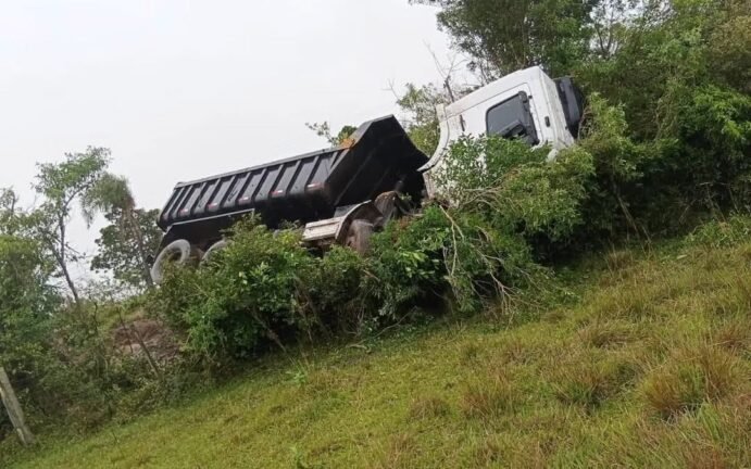 Caminhão é retirado após sair da pista na ERS-389, em Osório