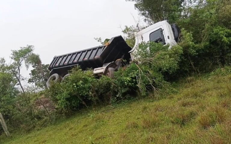 Caminhão é retirado após sair da pista na ERS-389, em Osório 11 Um caminhão caçamba Volkswagen foi retirado da margem da ERS-389, a Estrada do Mar, no km 11, em Osório, na tarde desta terça-feira (29).