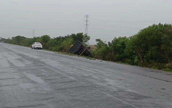 Caminhão é retirado após sair da pista na ERS-389, em Osório 4 828714777 2053008005328734 7891012938737742244 n