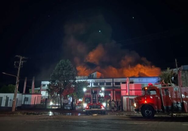 Incêndio de grandes proporções atinge a fábrica Universal Plásticos em Santo Ângelo