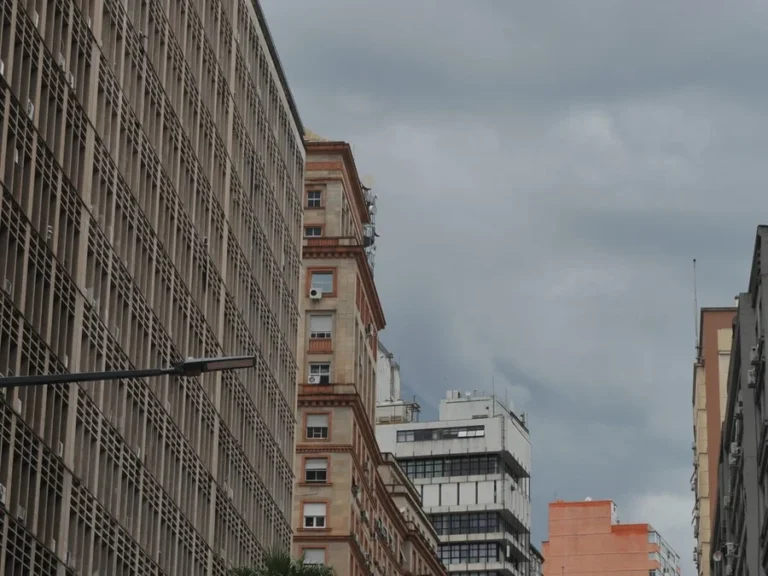 Quarta-feira será de céu nublado e chuva em parte do RS 10 Frente fria mantém instabilidade na Metade Norte do Estado