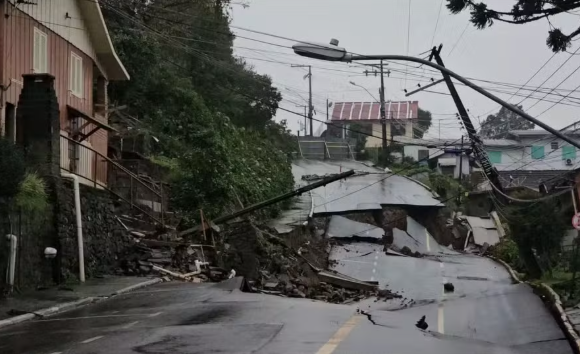Dois anos após desabamento, rua de Gramado que colapsou durante enchente em 2024 começa a ser reconstruída
