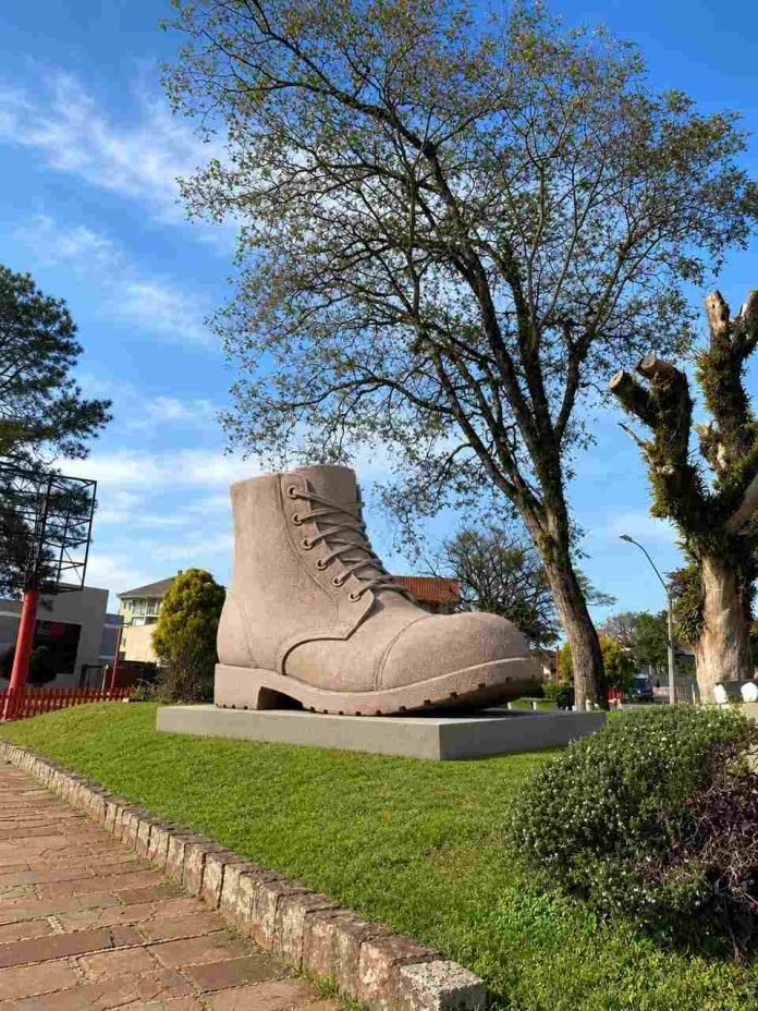 Nova Petrópolis terá a maior bota do mundo esculpida em um único bloco de arenito 11 O Monumento Wanderschuh, por suas dimensões e características, será a maior bota do mundo esculpida em um único bloco de arenito.