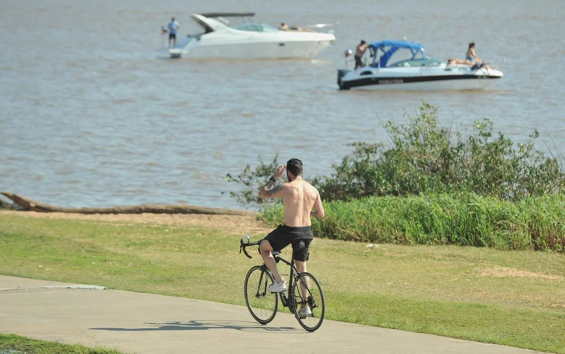 Domingo de calor eleva temperatura acima dos 30ºC em ao menos 30 municípios gaúchos 1 Em Rolante, no Rio Mascarada, a temperatura chegou a 34.2ºC, a maior do Estado.