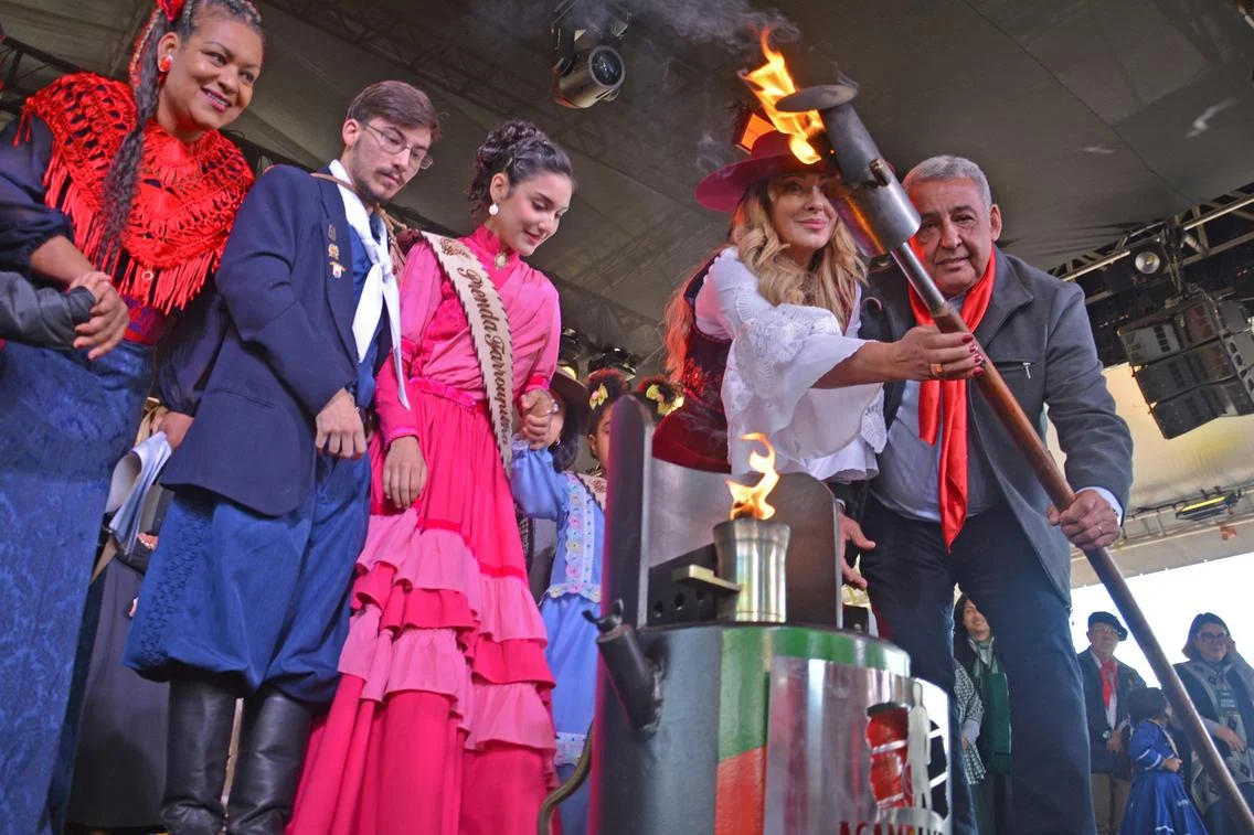 Acampamento Farroupilha 2026 é aberto oficialmente com chegada da Chama Crioula em Porto Alegre