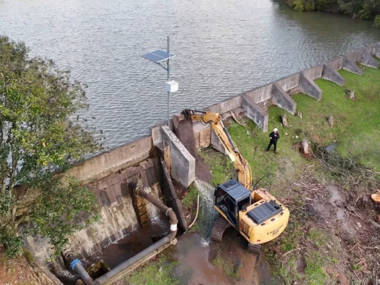Corsan realiza drenagem, monitoramento e reparos para diminuir volume da barragem e garantir segurança da população.