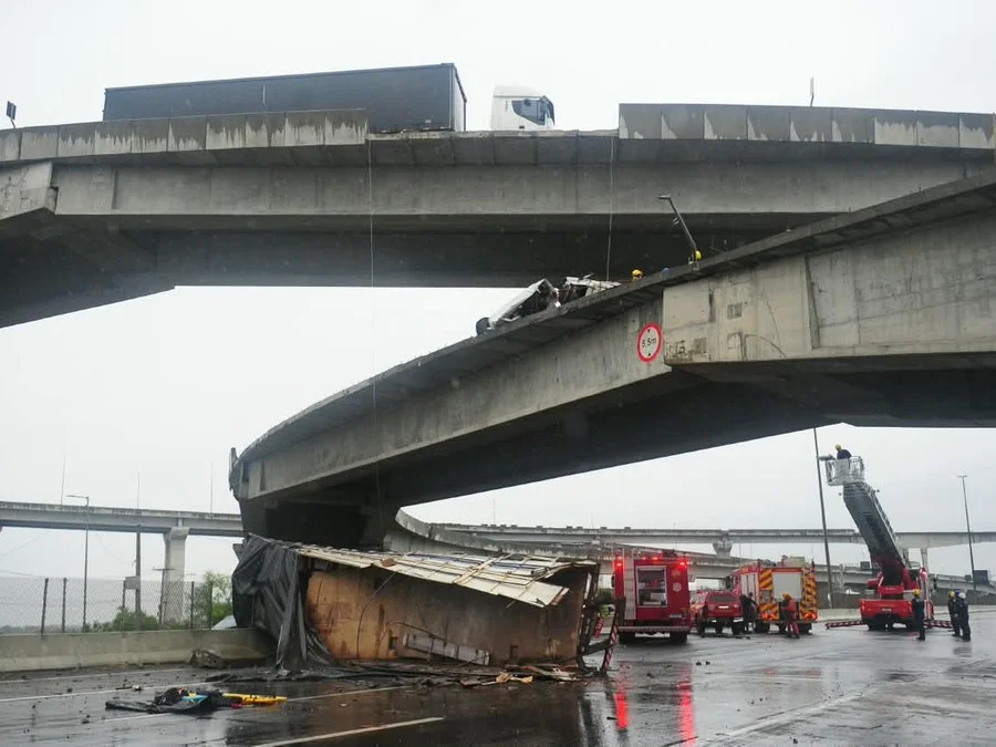 Caminhão desaba de alça da nova Ponte do Guaíba em Porto Alegre; duas pessoas morrem 1 Acidente aconteceu no começo da tarde deste domingo.