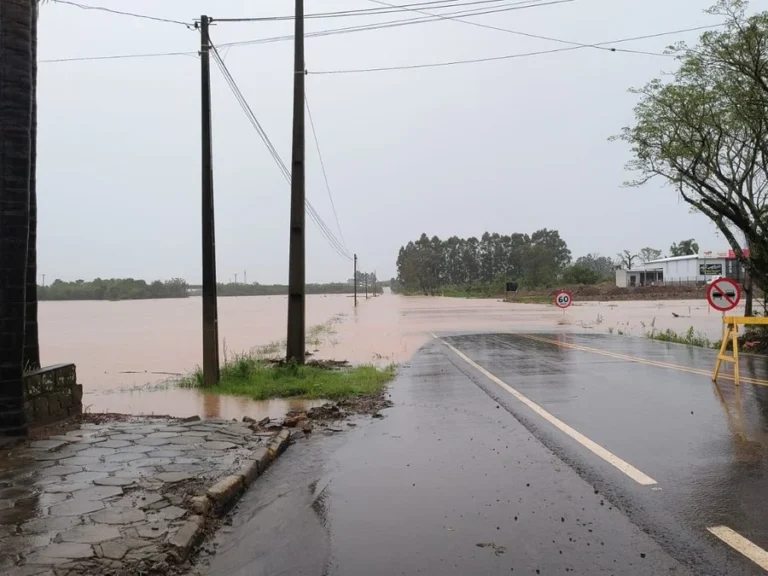 Segue o alerta de chuva localmente forte a intensa com altos acumulados em poucas horas.