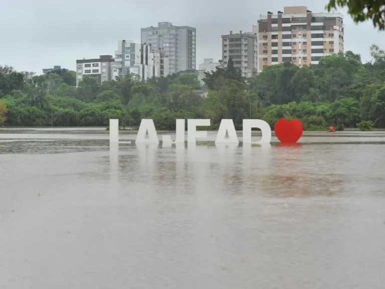 Uma semana após enchente, Lajeado volta a ter áreas afetadas pela elevação do Taquari 10 Rio atingiu 20,59 metros nesta terça-feira, levou à remoção preventiva de moradores e 79 pessoas estão em abrigo.