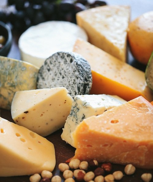 Inverno e queijo: Por que essa combinação faz tanto sucesso? 10 No frio, aumenta a procura por preparações mais quentes e reconfortantes, como fondue, sopas, massas, gratinados e sanduíches, e o queijo é uma das principais estrelas desses pratos.