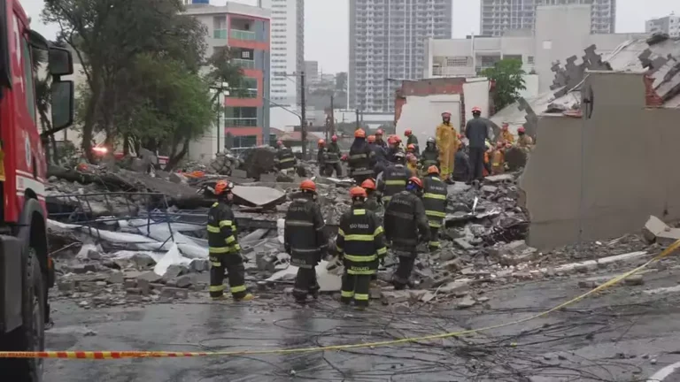 Prédio em construção desaba sobre casa e mata duas pessoas em São Paulo 12 Um prédio em construção desabou sobre uma casa, na madrugada deste sábado (12), na Rua Tequici, no bairro da Penha, na Zona Leste de São Paulo.