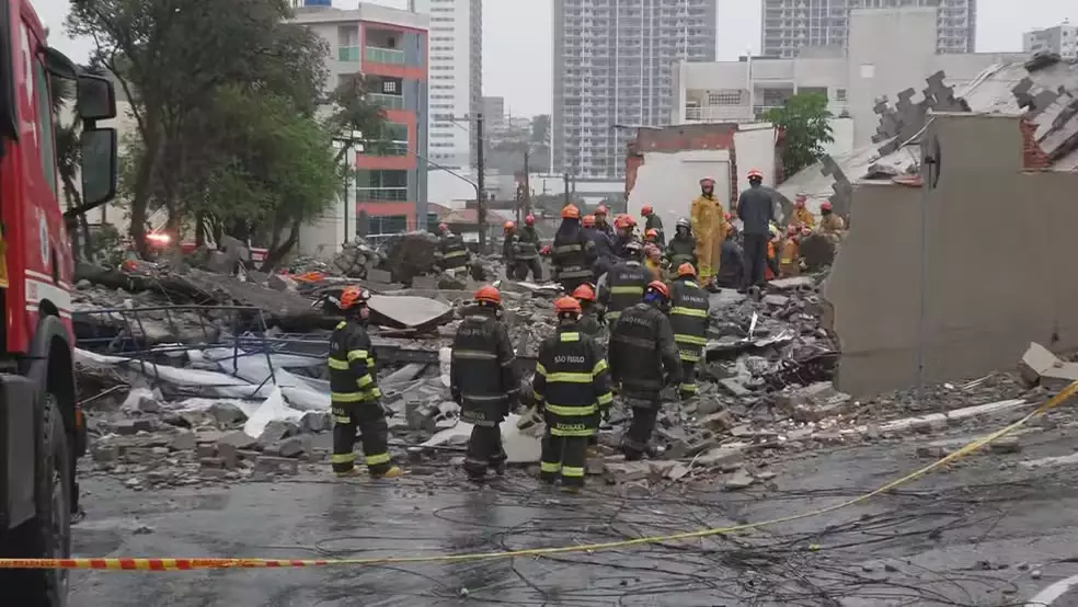 Prédio em construção desaba sobre casa e mata duas pessoas em São Paulo