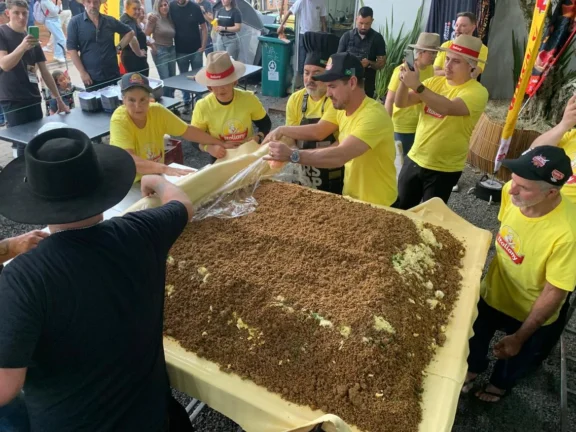 Maior pastel do Brasil é preparado durante a Expointer 2026 8 preparo pastel