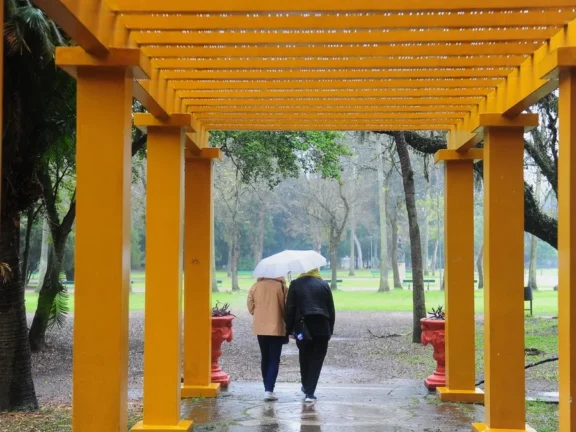 Uma frente fria vai avançar pelo estado do RS entre a tarde e noite deste sábado e a madrugada do Domingo