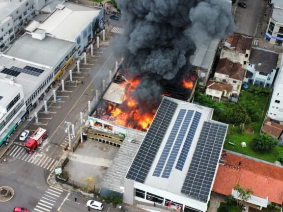 Incêndio de grandes proporções atinge loja em Encantado