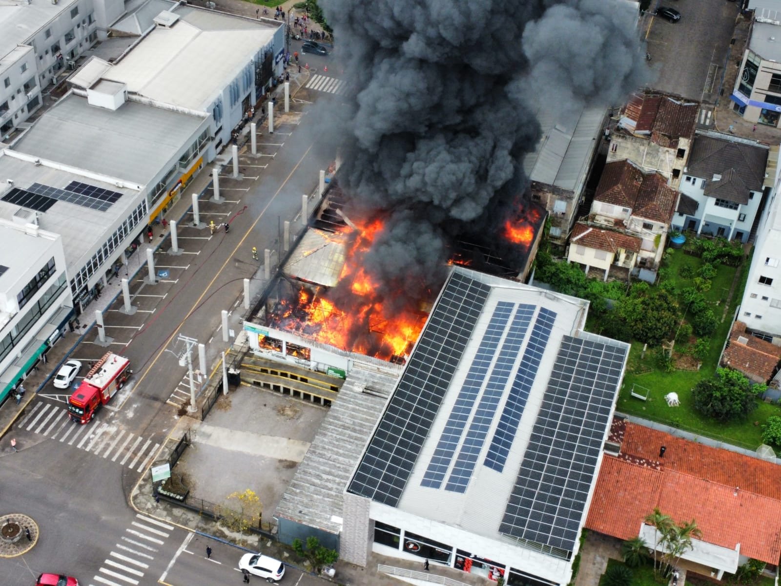 Incêndio de grandes proporções atinge loja em Encantado 1 Um incêndio de grandes proporções atinge a loja Brasil In Box, na Rua Barão do Rio Branco, no Centro de Encantado, na tarde deste domingo (11).