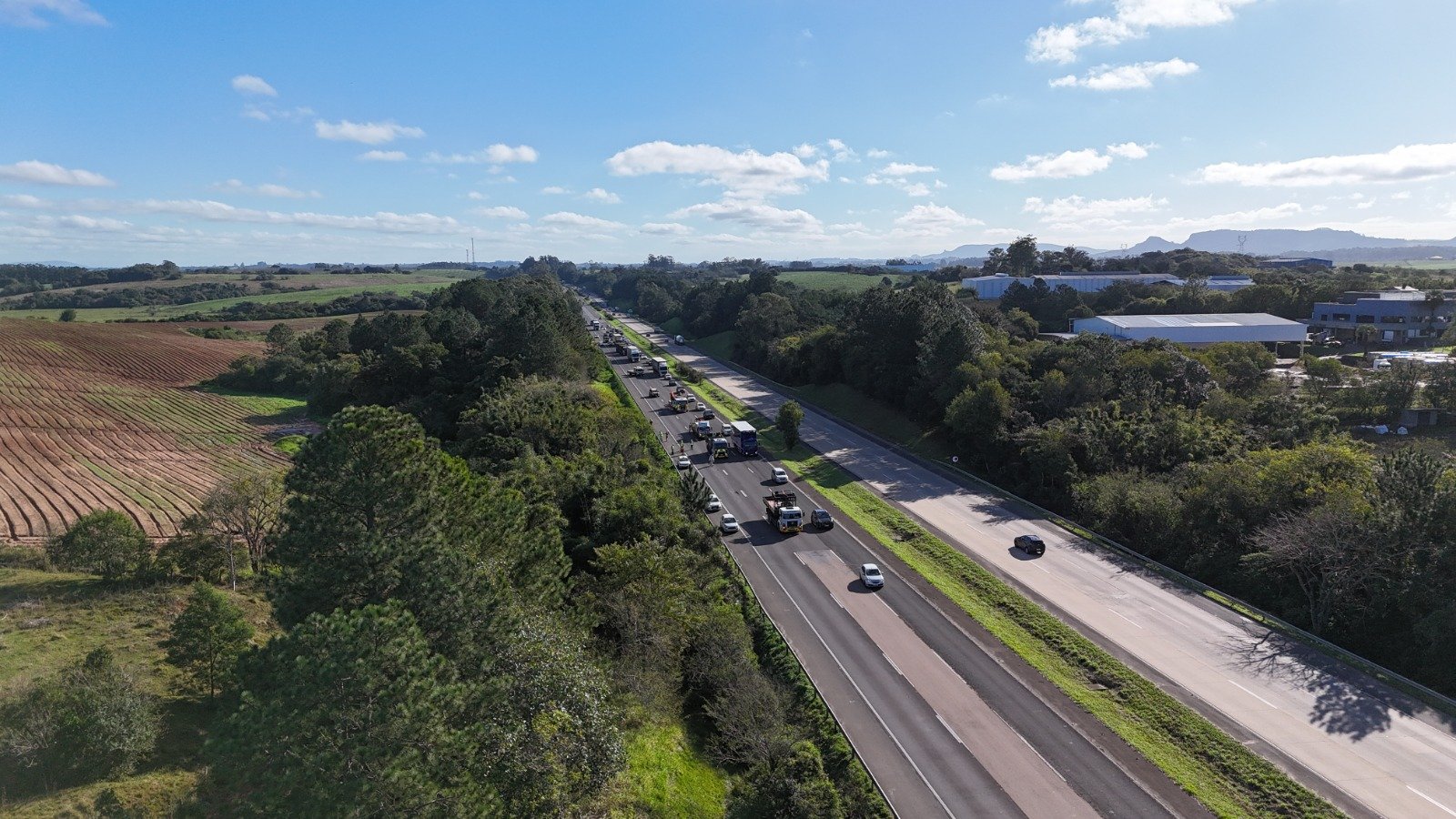 A ViaSul, uma empresa Motiva, realiza a partir das 8h desta terça-feira (20) uma manutenção no pavimento da Freeway (BR-290), no km 36, sentido oeste, em Santo Antônio da Patrulha.