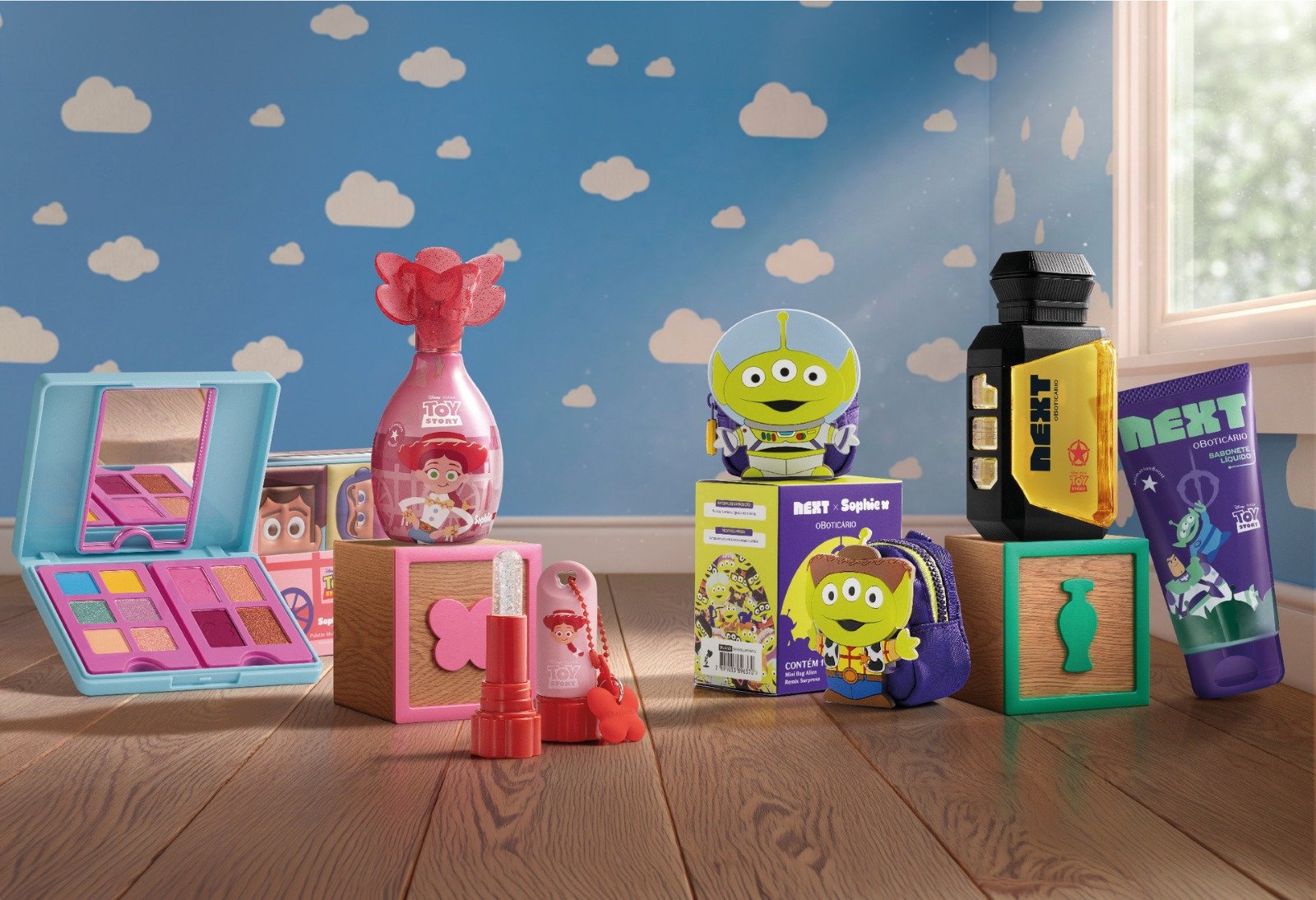 O Boticário celebra o Dia das Crianças com linha inspirada em Toy Story, da Disney e Pixar 1 A linha reúne cinco produtos de Sophie e Next e um acessório colecionável, em uma proposta que combina diversão, imaginação e uma dose de nostalgia.