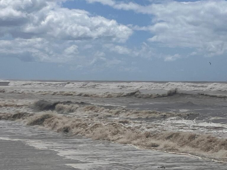 O domingo, 18 de outubro, apresenta mar bastante agitado com ondas que ultrapassam 2,5 metros de altura no Litoral Norte.