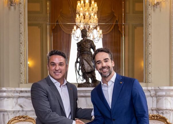 Governador  Eduardo Leite e o governador eleito, Luciano Zucco, se reuniram nesta 6ª feira no Palácio Piratini