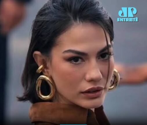 A atriz turca, protagonista da série ‘Meu Nome é Farah’, ficou presa em um estúdio durante o temporal que atingiu Istambul