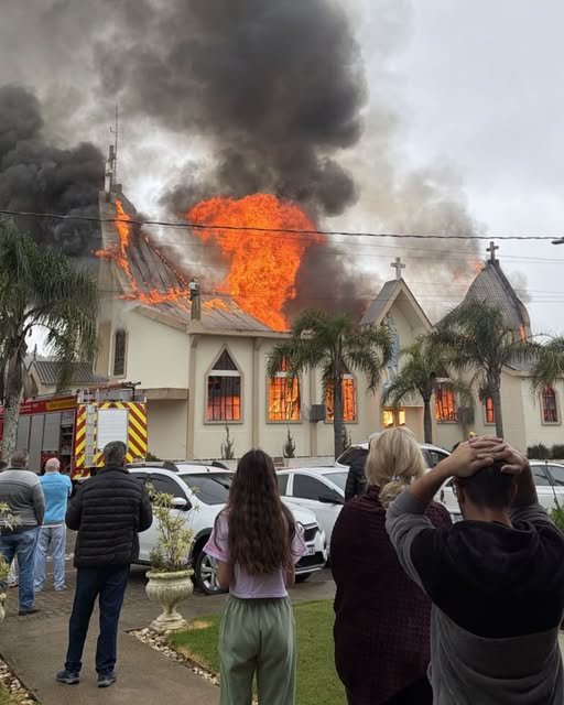 IGREJA SÃO JOSÉ É ATINGIDA POR INCÊNDIO EM TREZE DE MAIO, SC 1 Um incêndio atingiu a Igreja São José, no município de Treze de Maio, no Sul de Santa Catarina, na manhã deste domingo (11 de outubro).