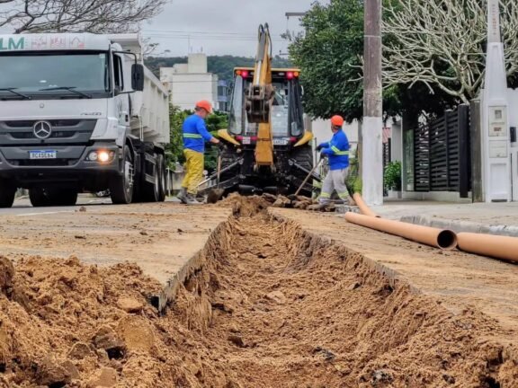 Corsan inicia obra de extensão de rede de esgoto na Rua Manoel Marques da Rosa, em Osório